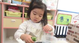 グリンピースの皮むきをしました! 京命クリニックにじいろのへや